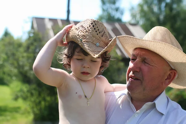 Niño y abuelo en sombreros de vaquero — Foto de Stock