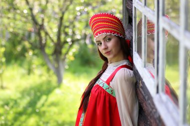 Geleneksel kıyafet ahşap duvar kadında Slav