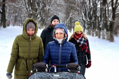 Grup kışın karlı havada yürür.