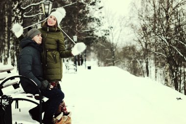 Genç çift tatilde.