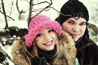 genç bir çift aşık kışın