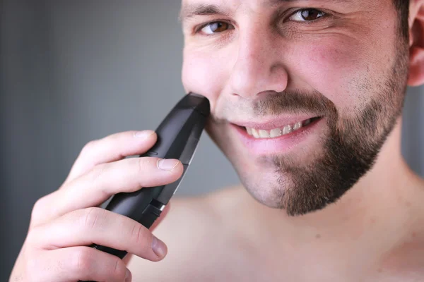 Бородатый человек бреется — стоковое фото
