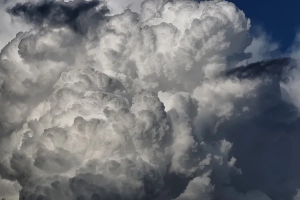 Καταιγίδα σύννεφο σε ένα καταγάλανο ουρανό — Φωτογραφία Αρχείου