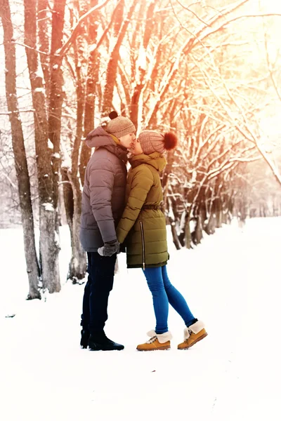 Пара в любви на открытом воздухе зима — стоковое фото