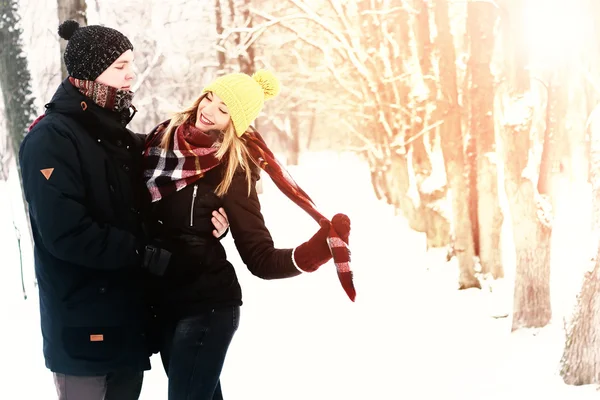 Para w miłości ulicy zimowe słońce — Zdjęcie stockowe