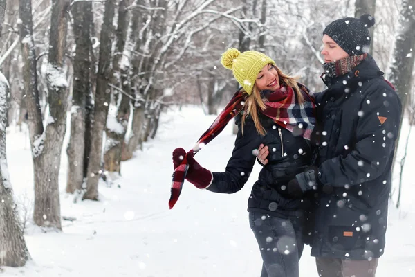 Pareja en amor calle invierno nieve — Foto de Stock