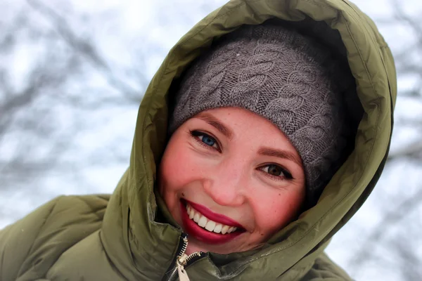 Девушка взрослых портрет улыбка зимой — стоковое фото