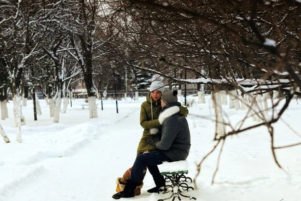 Влюбленные в парк зимой — стоковое фото