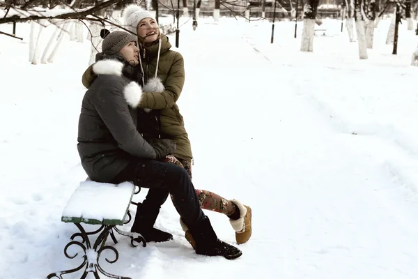 Älskare i parken i vinter — Stockfoto
