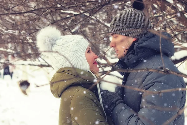 Couple de jeunes amoureux hiver — Photo