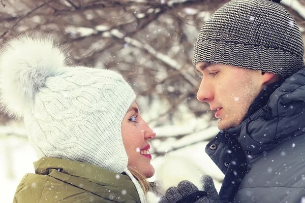 Casal de jovens amantes inverno — Fotografia de Stock