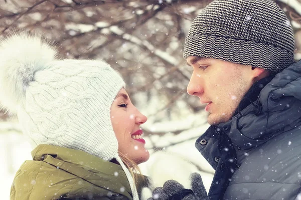 Casal de jovens amantes inverno — Fotografia de Stock