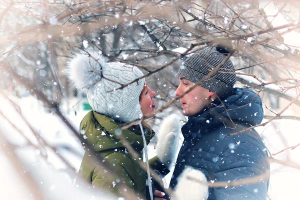 Pareja de jóvenes amantes invierno — Foto de Stock