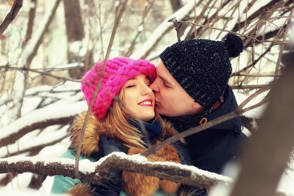 Couple de jeunes amoureux hiver — Photo