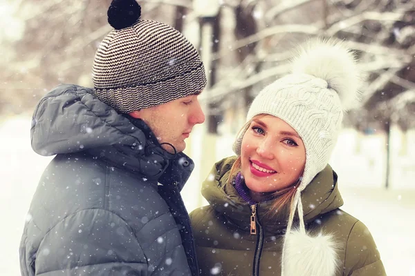 Casal de jovens amantes caminhar no inverno — Fotografia de Stock