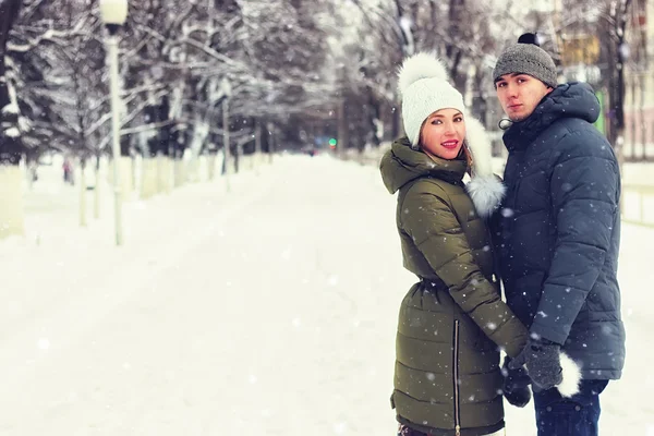 Pareja de jóvenes amantes caminar en invierno — Foto de Stock