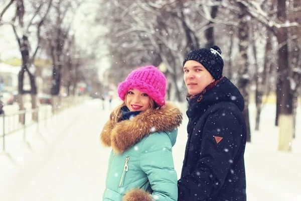Ungt par promenader vinter — Stockfoto