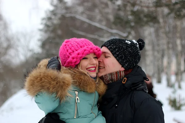 Coppia uomo porta una ragazza inverno — Foto Stock