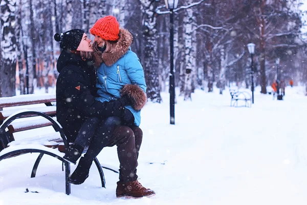 커플 연인 겨울 거리 벤치 — 스톡 사진
