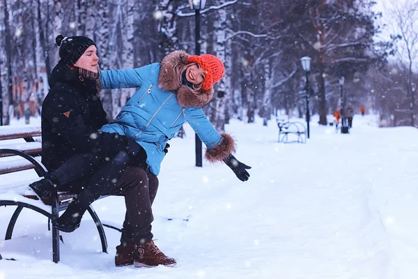 Pareja amante invierno calle banco — Foto de Stock