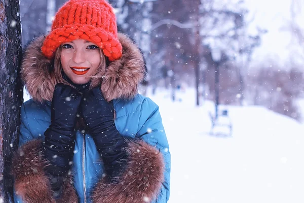 Chica en invierno cerca del árbol —  Fotos de Stock