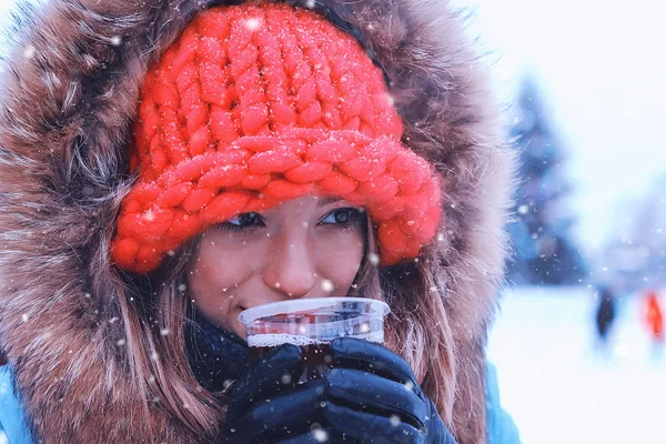 Портрет молодої дівчини в зимовому випитому вині — стокове фото