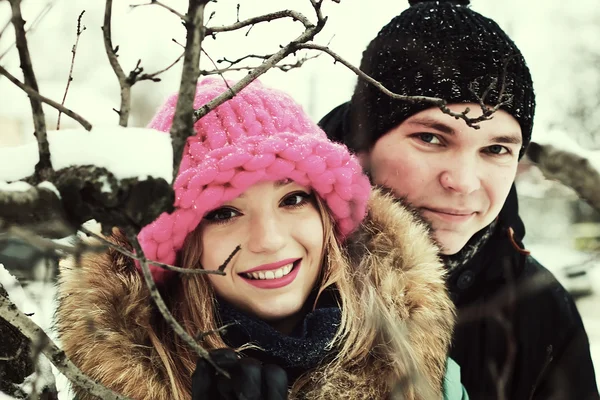 Les jeunes amoureux de couple en hiver — Photo
