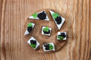 ahşap arka plan üzerinde siyah havyar snack