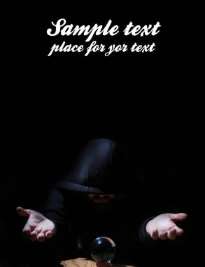 adam siyah başlıklı cristal topu ve metin için boş yer