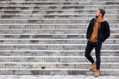 Sakal yakışıklı bir merdiven üzerinde