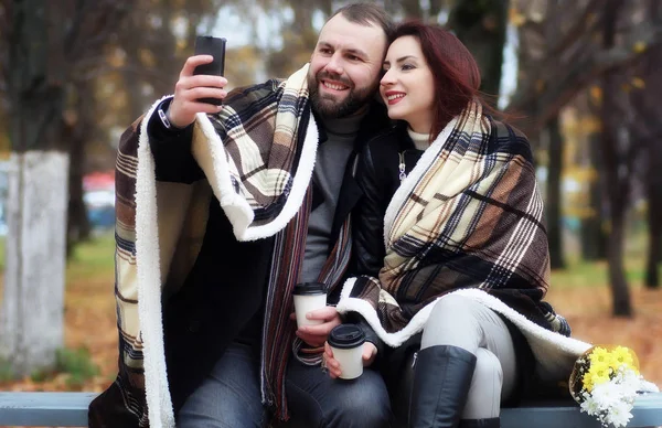 Date in a park lovers on a bench — Stock Photo, Image