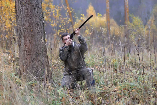 Homme chasseur de plein air en automne chasse — Photo