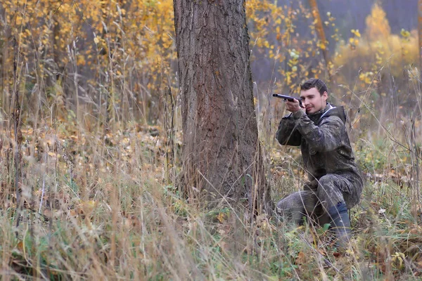 Человек охотник на открытом воздухе в осенней охоте — стоковое фото