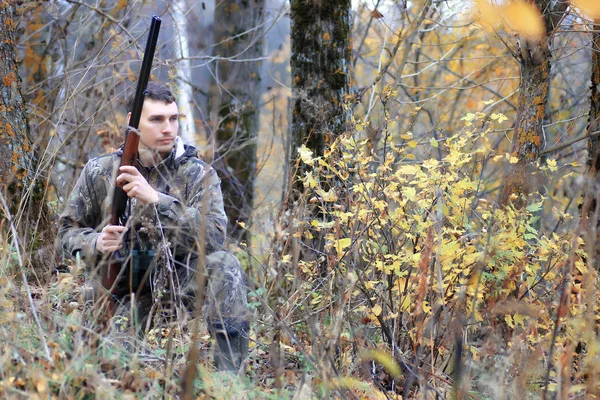 Cacciatore di uomini all'aperto in autunno caccia — Foto Stock