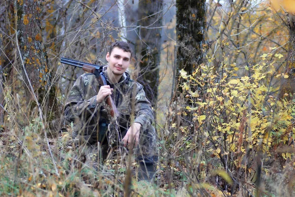 Cacciatore di uomini all'aperto in autunno caccia — Foto Stock