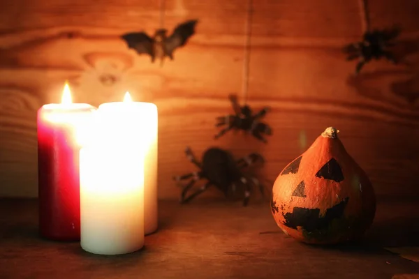 Decoraciones de mesa para Halloween talladas velas cabeza de calabaza — Foto de Stock