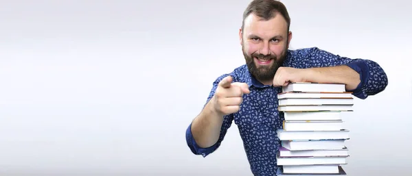 Student dospělý vousy muž s hromadou knihy — Stock fotografie