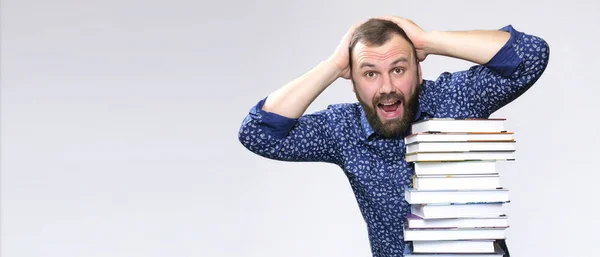 Estudante adulto barba homem com pilha de livro — Fotografia de Stock