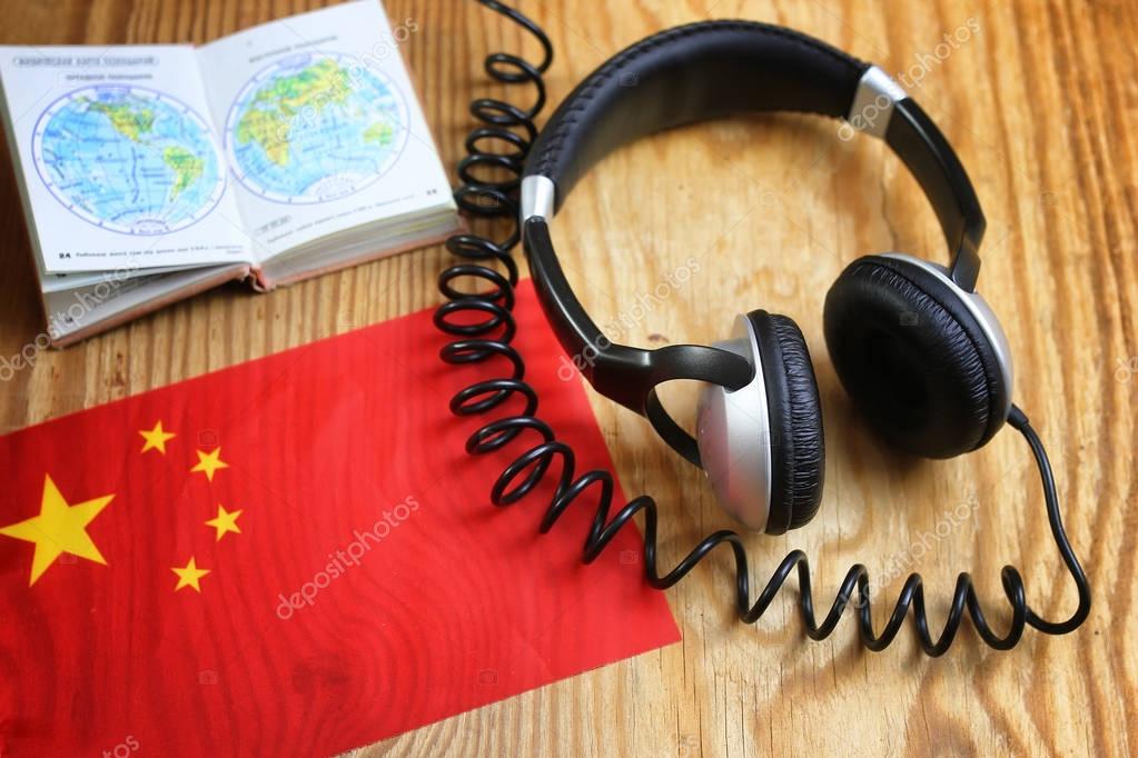 auriculares y bandera del idioma del curso en una mesa 2022