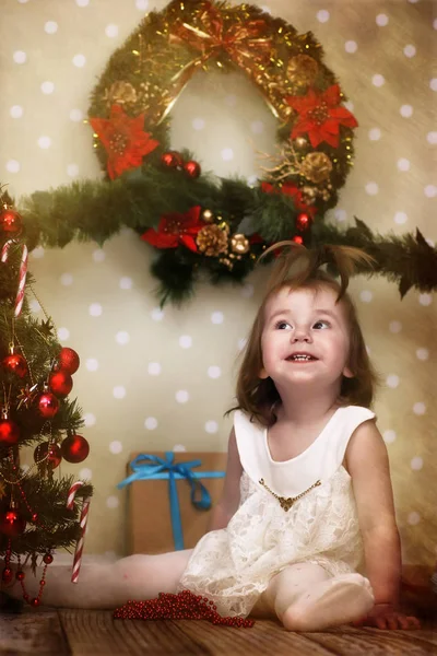 Efecto vintage en la foto niña se viste de árbol de Navidad en — Foto de Stock