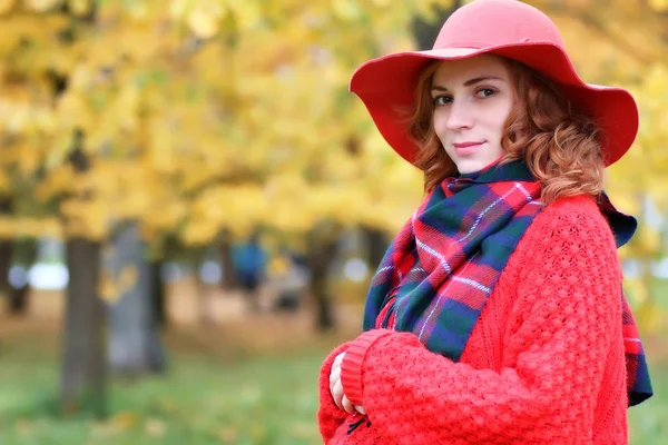 Woman in red hat autumn outdoor — Stock Photo, Image