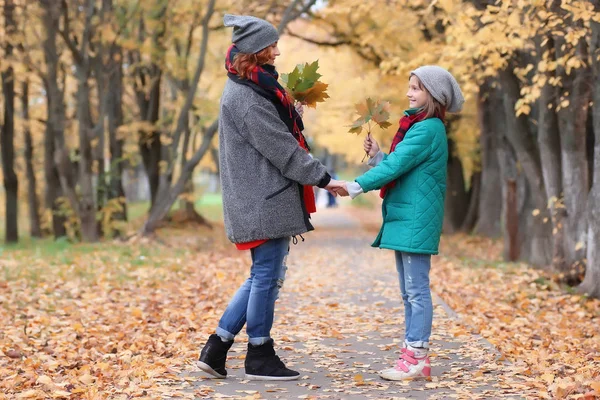 家族の女性と娘が秋の公園を歩く — ストック写真