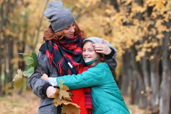 Сім'я жінка і дочка йдуть осіннім парком — стокове фото