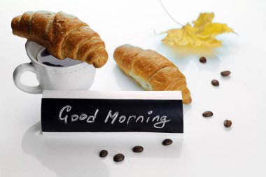 Sabah kahve fincanı kruvasan
