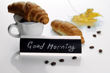 Sabah kahve fincanı kruvasan