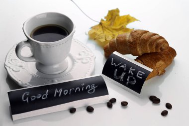Sabah kahve fincanı kruvasan