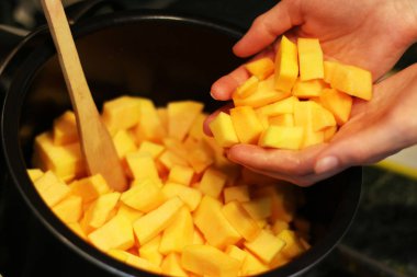 dilimlenmiş kabak küpleri