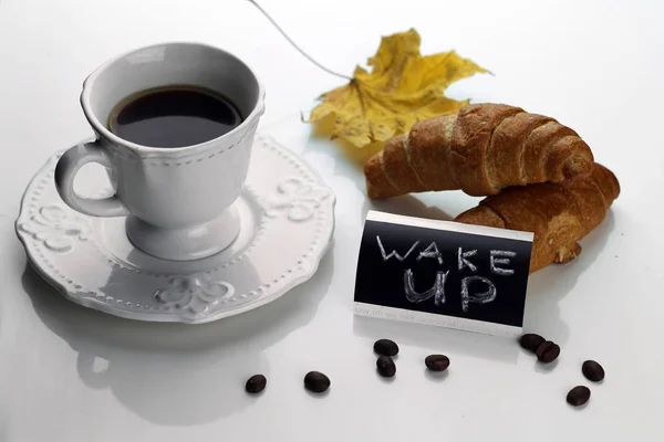 Sabah kahve fincanı kruvasan — Stok fotoğraf