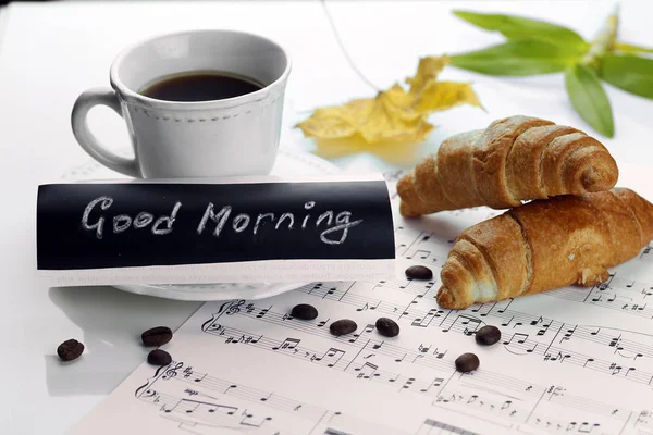 Café de la mañana croissant taza — Foto de Stock