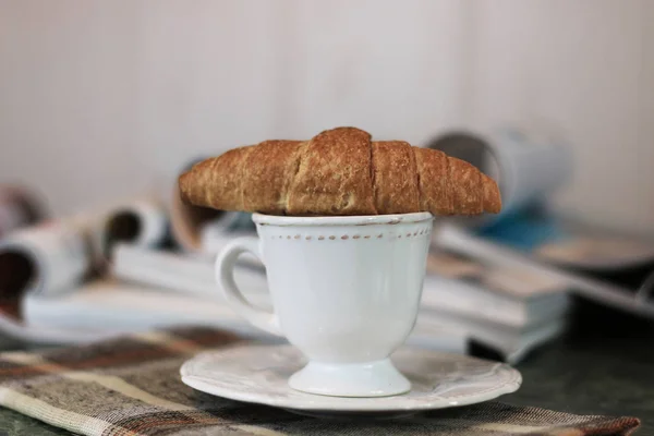 Magazines coffee croissant — Stock Photo, Image